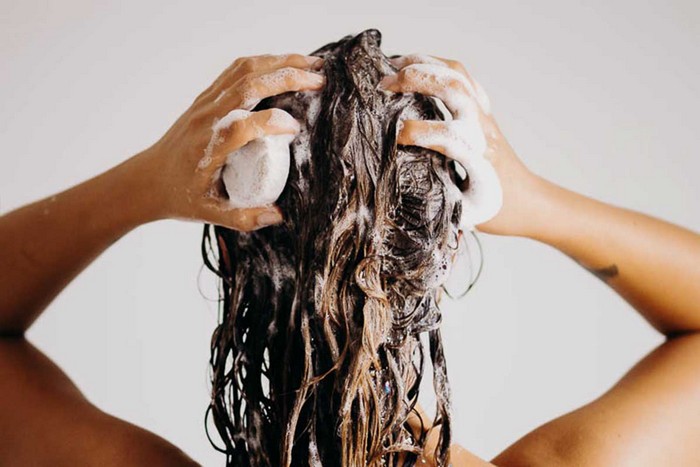 mittelblonde haare blond tönung ansatz färben haselnussbraune haare mit shampoo waschen