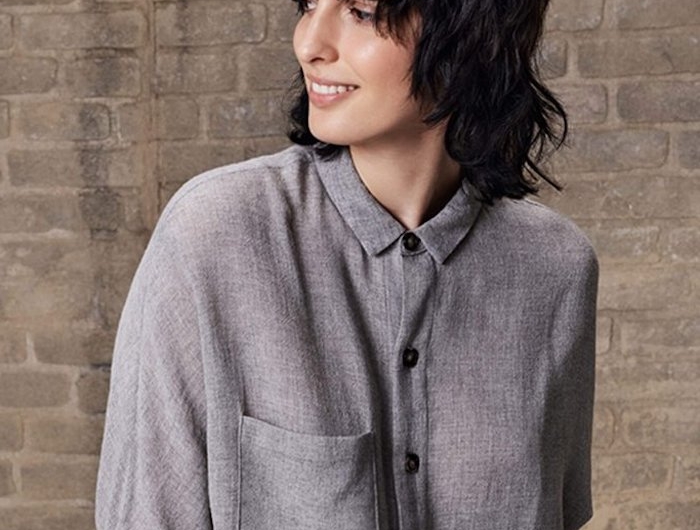 model mit lässigem grauen hemd frisur vokuhila schwarze haare kurz moderner schnitt