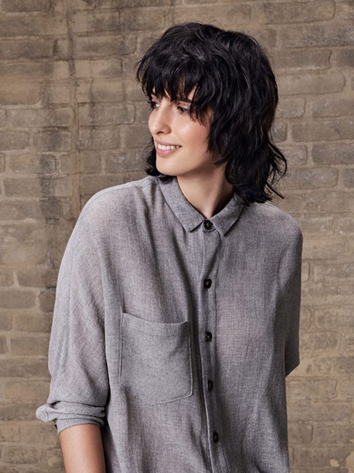 model mit lässigem grauen hemd frisur vokuhila schwarze haare kurz moderner schnitt
