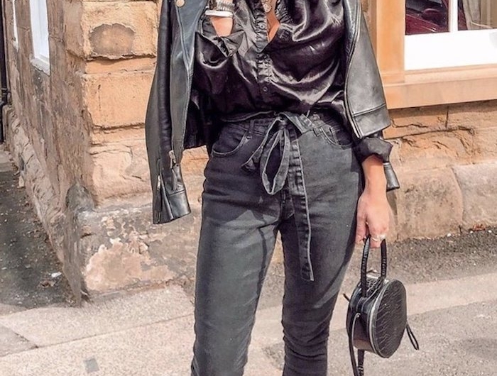 monochromes outfit paperbag hose schwarz jeans weites hemd und lederjacke runde mini tasche große sonnenbrillen hochsgesteckte im haarknoten haare