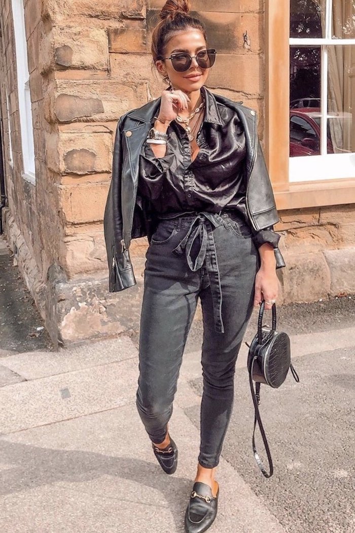 monochromes outfit paperbag hose schwarz jeans weites hemd und lederjacke runde mini tasche große sonnenbrillen hochgesteckte im haarknoten haare