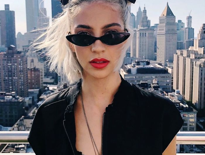 new york style inspiration frisuren damen schulterlange haare stylen zwei kleine haarknoten schwarzes outfit und sonnenbrillen roter lippenstifft