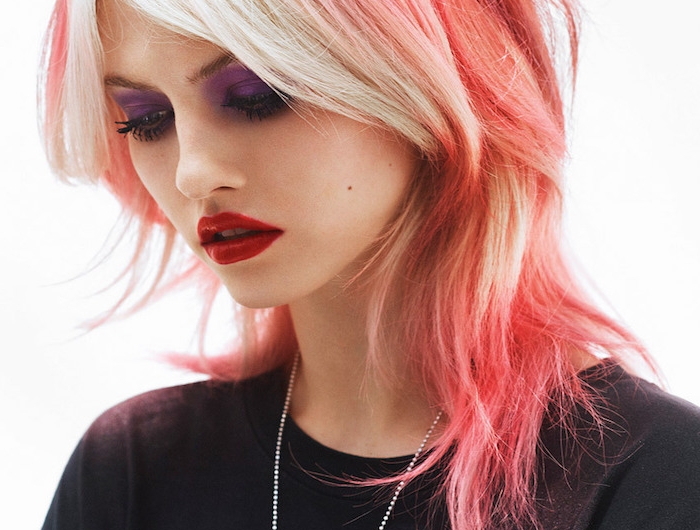 originelle haarfarbe und haarschnitt frau mit pink blonden haaren shag frisur inspo schwarzes t shirt mit print lange halskette