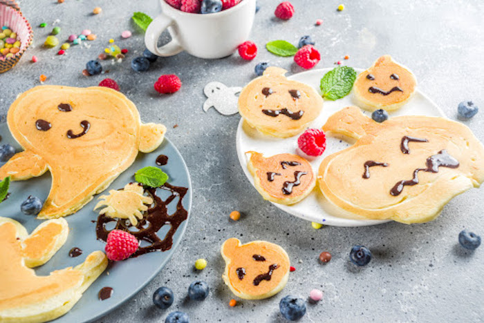 pfannkuchen spinat pfannkuchen für halloween ideen gefüllte pfannkuchen rezept kleine pfannkuchen halloween kürbis form gespenst früchte
