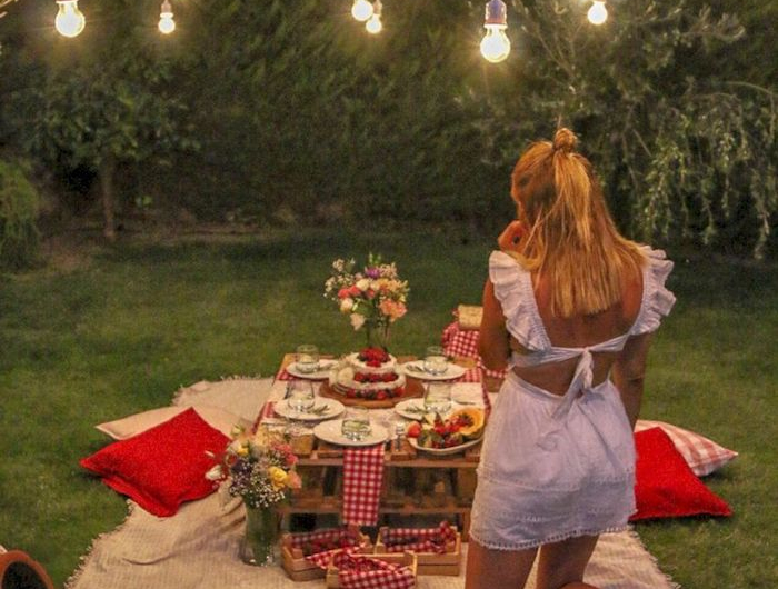 picknick im garten blonde frau im weißen kleid tisch aus paletten gartengestaltung beispiele und bilder romantisches abendessen
