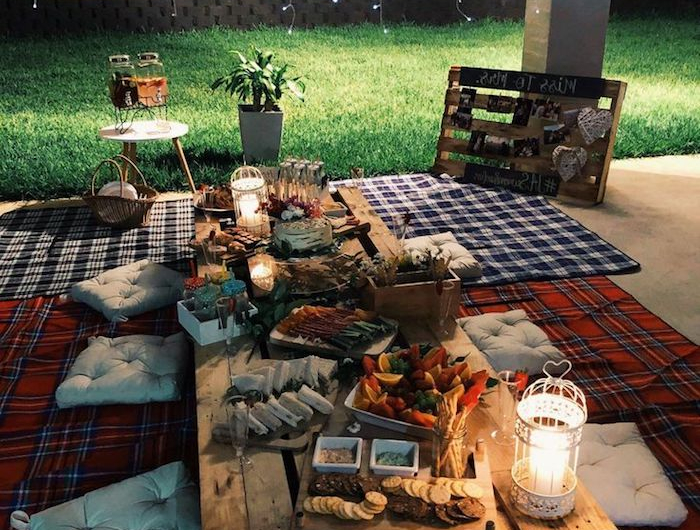 picknick im garten niedrig tisch aus paletten roten decke käseplatte schöne gartenideen dekoration inspiration