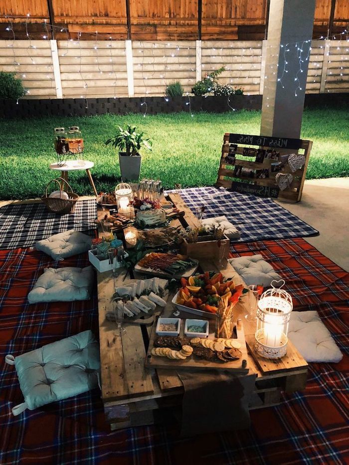 picknick im garten niedrig tisch aus paletten roten decke käseplatte schöne gartenideen dekoration inspiration