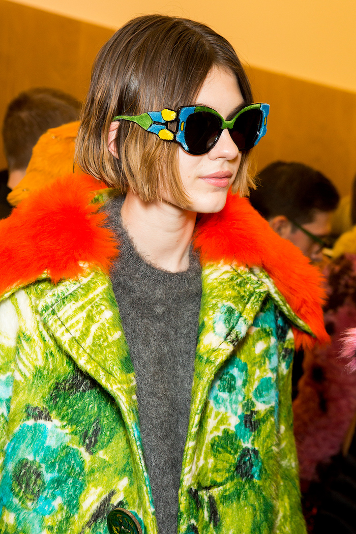 prada fashion show model im grünen mantel große bunte sonnenbrillen pflegeleicht kurzhaarfrisuren für feines haar blunt bob frisur inspo