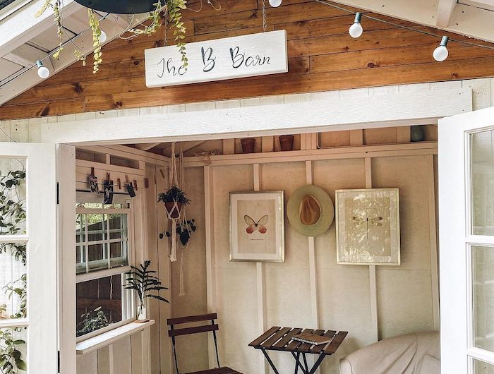 renovierung kleines gartenhaus aus holz mit kleinem tisch und stuhl wie kann ich mein gartenhäuschen umwandeln weißes sofa
