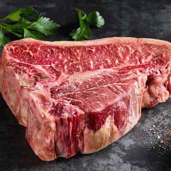 rib eye grillen entrecote rezept zubereiten rib eye steak mit knoblauchsoße kochen großes stück porterhouse steak roh