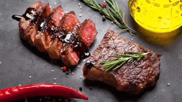 rib eye steak braten t bone steak rib eye grillen entrecote entrecote rezept ribeye steak gegrillt scheiben mit frischen gewürzen soße