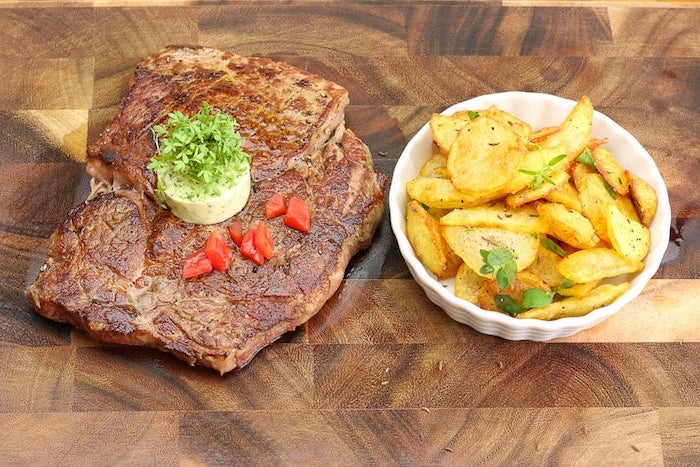 rib eye steak grillen entrecote braten rezept für entrecote steak gebraten schüssel frische kartoffeln grill