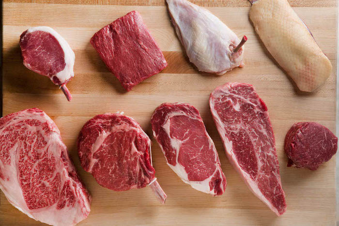 rib eye steak grillen entrecote rinderfleisch braten kerntemperatur entrecote unterschiedliche rinder steaks auf schneidebrett