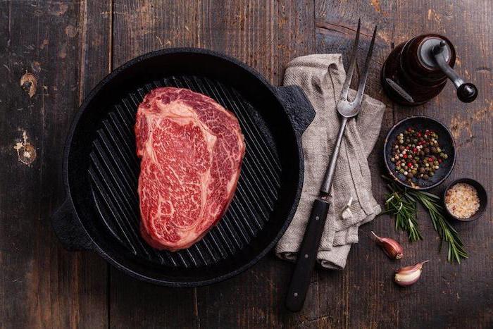 rib eye steak grillen rib eye chuck eye steak entrecote grillpfanne rohes ribeye steak gabel