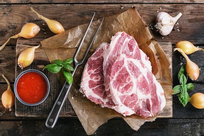 rib eye steak zubereiten rezept für entrecote fleisch zwei steaks rib eye schalotten basilikum knoblauchzehen tomatensoße