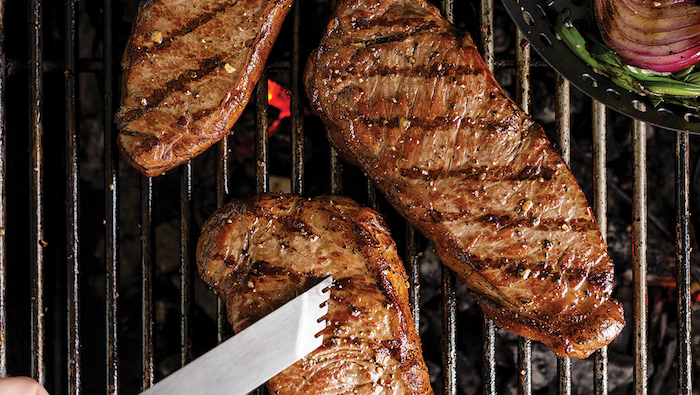 ribeye steak braten rinder entrecote fleisch rib eye braten new york steak auf grill drei stücke