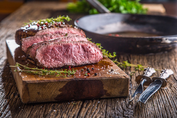 ribeye steak mit soße zubereiten entrecote rezept rib eye steak grillen schneiden auf holz schneidebrett