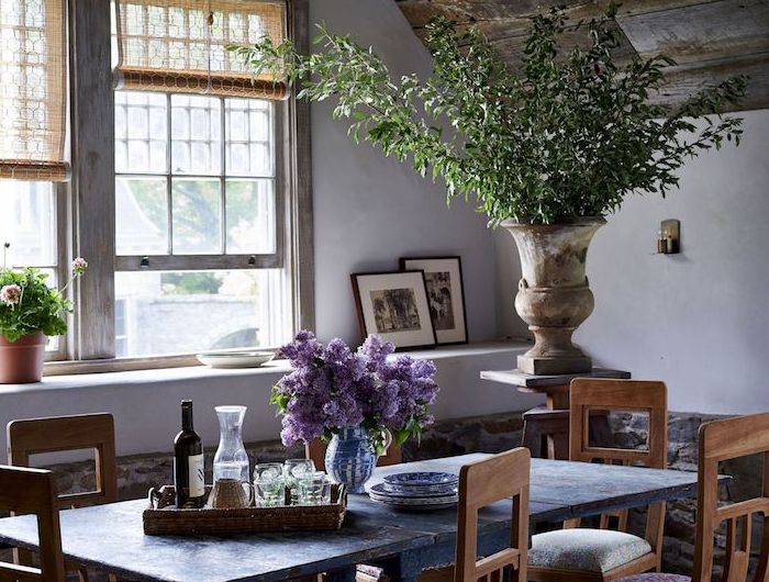 rustikalen essbereich einrichten bilder esszimmer ideen und inspiration große grüne pflanze dekoration vase mit lila blumen