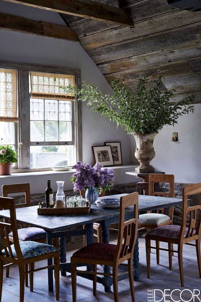 rustikalen essbereich einrichten bilder esszimmer ideen und inspiration große grüne pflanze dekoration vase mit lila blumen