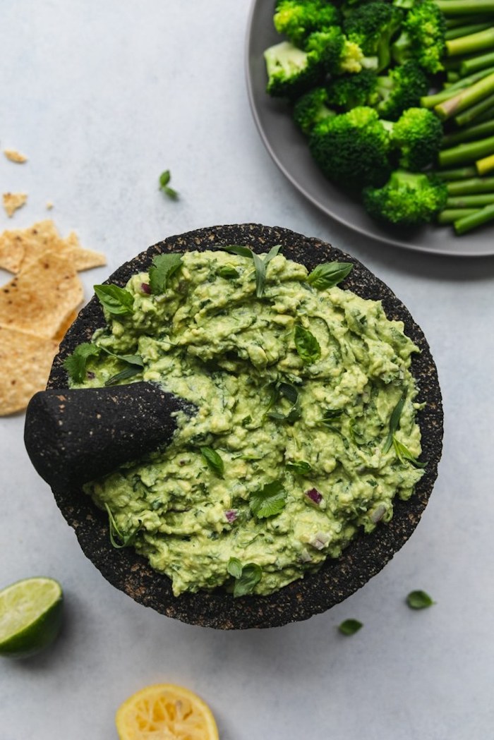 salat mit brokkoli und spargeln dip mit avocado selber machen geschnittene limetten