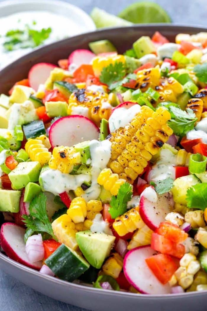 salat mit gegrilltem mais was kann man für salate zum grillen machen ein salat mit geschnittenen gurken