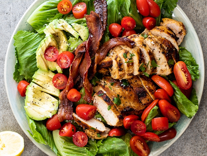 salat mit gegrillten gemüsen salate zum grillen schnell gemacht salat mit avocado und frischen roten tomaten