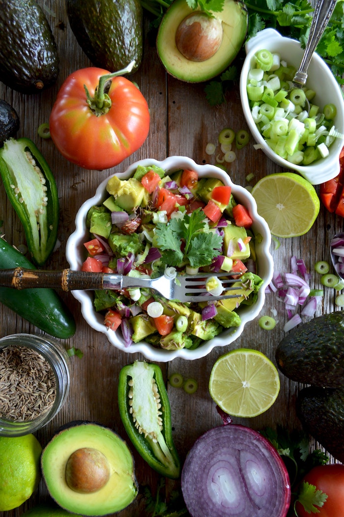 salat mit geschnittenen tomaten knoblauch und paprikas guacamole selber machen mit frischen avocados