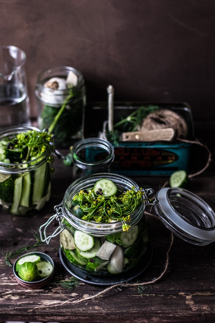 salate mit frischen gurken was kann man für salate zum grillen machen ein tisch aus holz beilagen ideen
