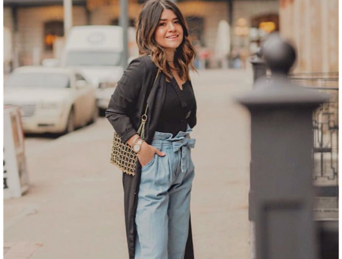 schickes outfit inspiration helle paperbag jeans damen schwarze bluse und mantel braune schuhe mit absatz street style ideen