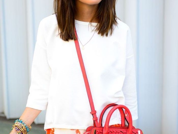 schickes outfit street style weiße bluse kurze weiße hose mit rotem print rote umhängetasche frisuren 2021 frauen mittellang braune haare mit vorhangpony