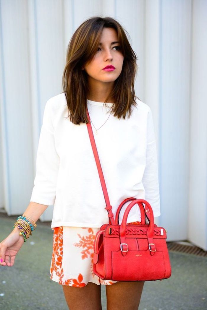 schickes outfit street style weiße bluse kurze weiße hose mit rotem print rote umhängetasche frisuren 2021 frauen mittellang braune haare mit vorhangpony