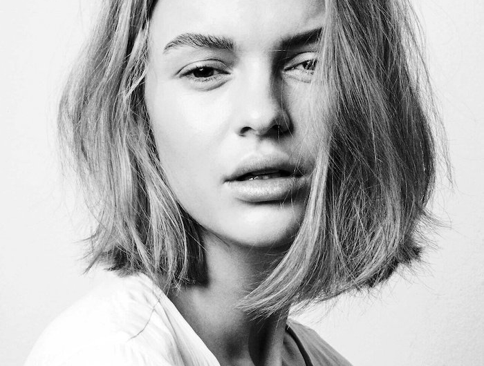 schwarz weißes foto von einem model in weißer bluse kurze haare bob frisur 2021 trendige kurzhaarschnitte sommerfrisur inspo
