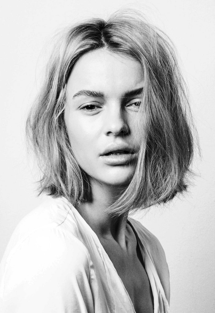 schwarz weißes foto von einem model in weißer bluse kurze haare bob frisur 2021 trendige kurzhaarschnitte sommerfrisur inspo