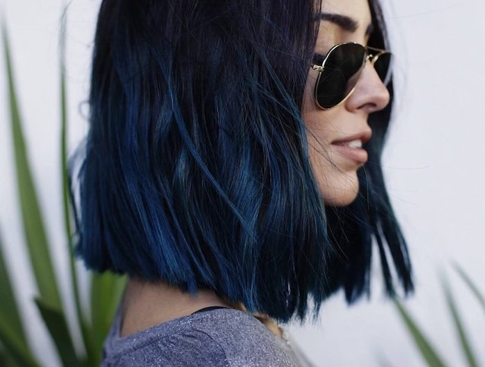 schwarze haare mit blauen strähnen aviator sonnenbrillen graue glitzernde bluse kurzen bob schneiden inspiration elegante frau