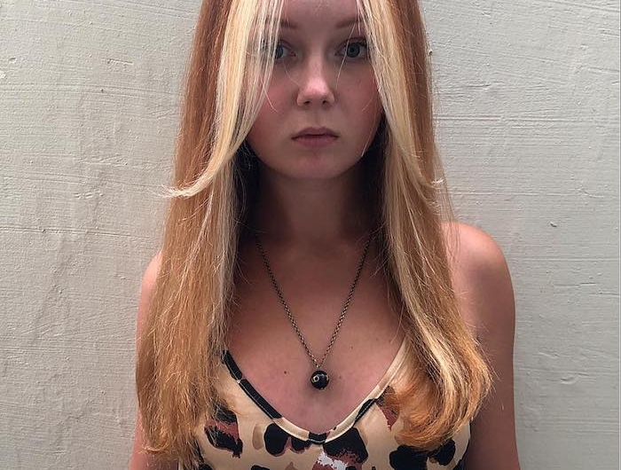 sommer top mit tierprint lange rote haare blonde strähnen angesagte haarfarbe 2021 e girl look