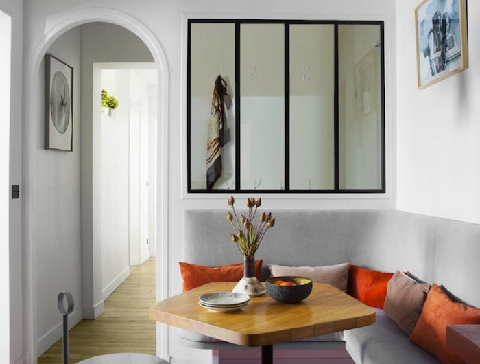 stylische inneneinrichtung wohnz esszimmer bunte deko kissen geometrischer esstisch minimalistische einrichtung mit farbe