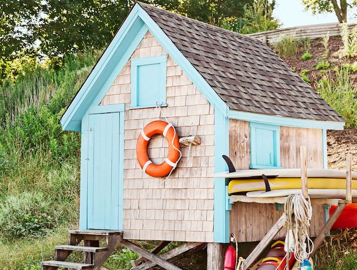 süßes modernes gartenhaus blaue tür maritime deko wie kann ich mein gartenhäuschen einrichten ideen und inspiration