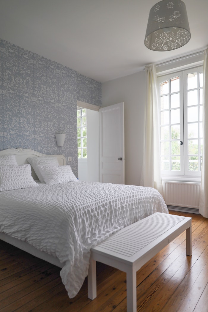 tapete blätter wandgestaltung schlafzimmer tapeten roller tapeten 3d tapetre weiß modern bett weiß weiße wände holzboden