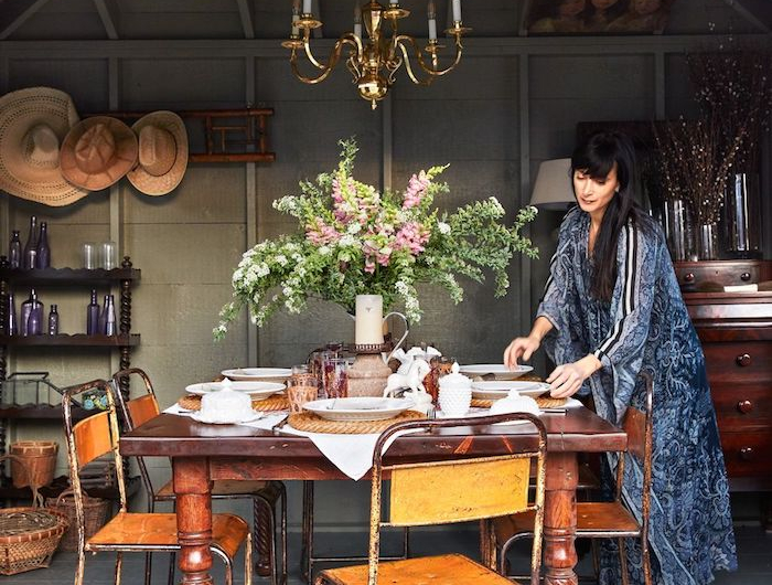 vintage einrichtung großer tisch aus holz rustikale stühle bilder an die decke gartenhaus holz einrichten modern