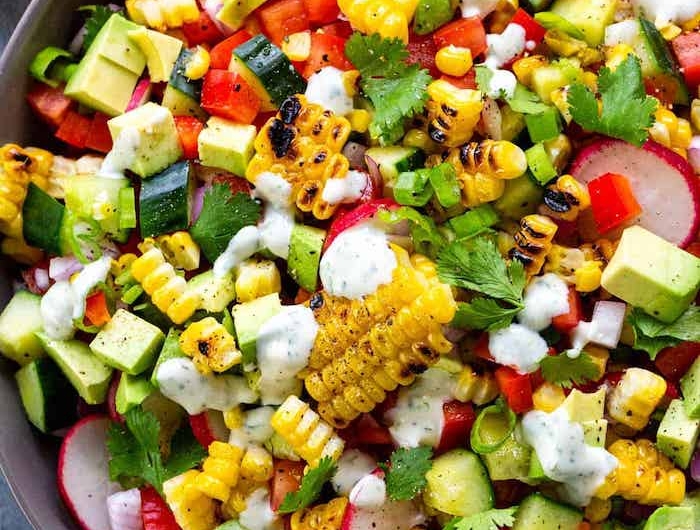 was kann man für salate zum grillen machen eines schüssel mit salat mit mais gurken und avocado