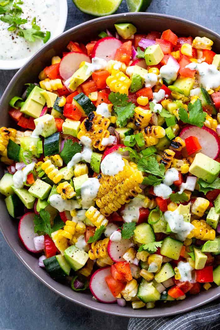 was kann man für salate zum grillen machen eines schüssel mit salat mit mais gurken und avocado