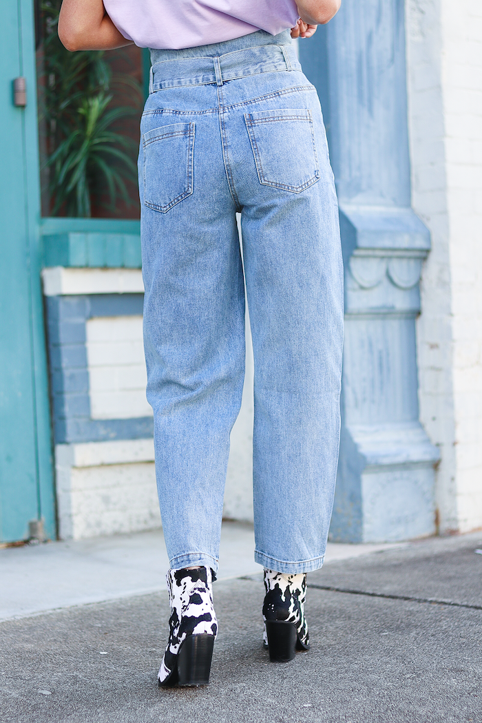 weite jeans mit hohem bund paperbag hose stylen schwarz weiße schuhe mit absatz style inspiration und tipps