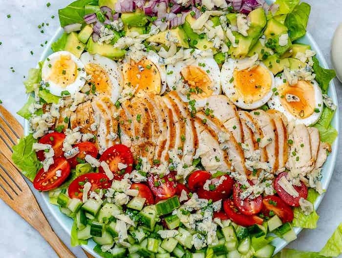 welche salate passen zum grillen gabel aus holz ein schüssel mit fleisch eiern und knoblauch