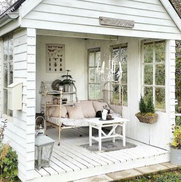 wie sie ihr gartenschuppen umwandeln können kleines sofa mit pink.beigen kissen kleines gartenhaus umwandeln inspiration