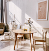 wohnung einrichten wohnzimmer mit essbereich gestalten kleiner runder tisch und stühle aus holz minimalistische wandgestaltung modernes gemälde