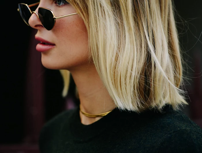 xenia adonts street style kleine schwarze sonnenbrillen kurze blonde haare mit pony frisur schwarzes outfit
