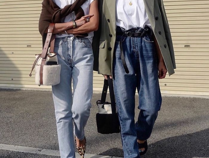 zwei frauen style inspo paperbag jeans damen weiße t shirts grüne oversized jacke spitze schuhe mit leoparden print