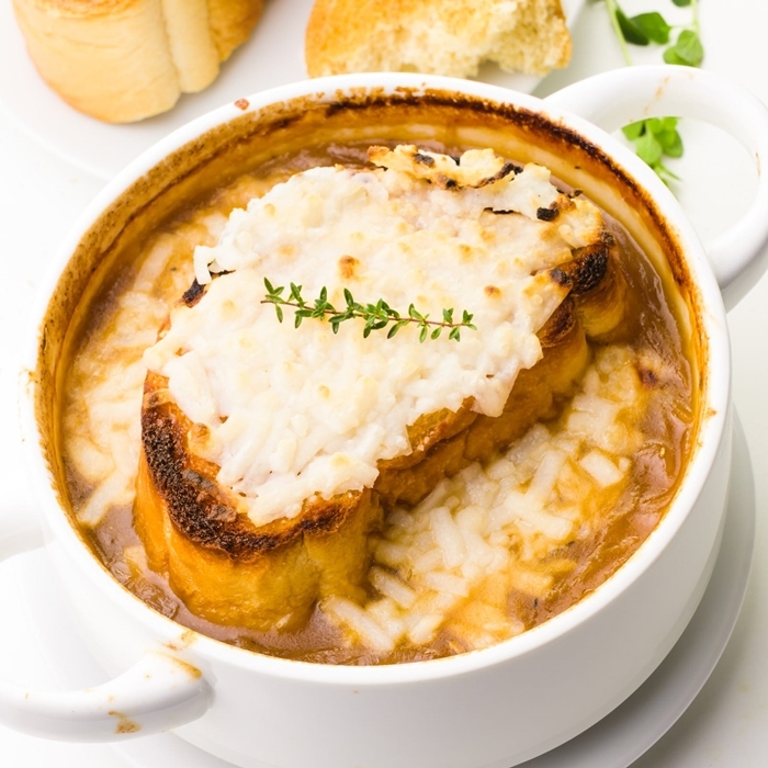 zwiebelsuppe französisch gesunde suppe mit zwiebel garniert mit käse und bruschettas mit butter
