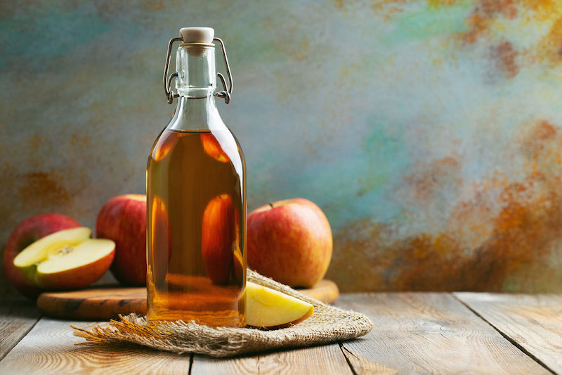 apfelessig in einer flasche geschnittene äpfel kopfläuse bekämpfen