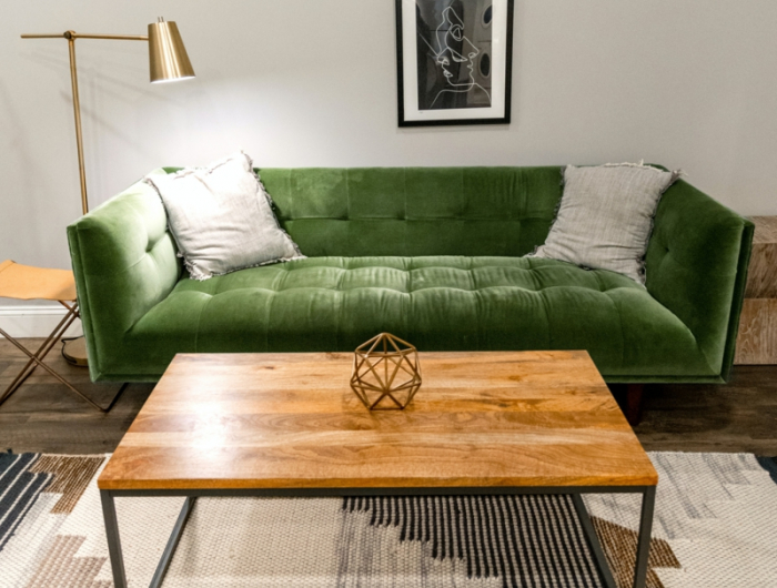 caffeetisch aus stahl und holz grüner couch inneneinrichtung ideen